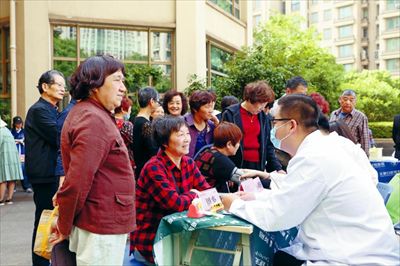 東南醫(yī)院醫(yī)生正在為居民提供健康咨詢服務