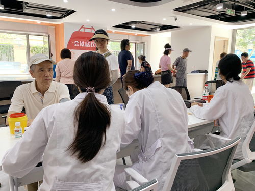 上海六一兒童醫(yī)院走進(jìn)寶山路街道開展便民服務(wù)活動(dòng),為居民答疑解惑