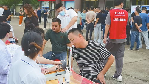 益陽近百名貨車司機集中加入工會，享受健康咨詢服務(wù)