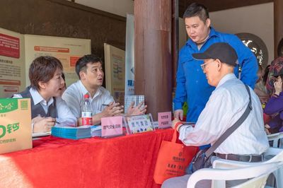 一站式社區(qū)服務 健康義診、養(yǎng)老咨詢、生活服務與產(chǎn)品特賣全面啟動